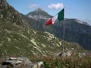 96  la bandiera del bivacco sventola verso il Monte Cavallo...